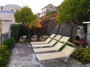 eine Reihe von Liegen und Stühlen im Garten in der Unterkunft Amalfi Coast Sant'Elia in Furore