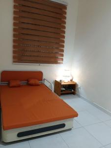 a bedroom with a bed and a window with blinds at Homestay D' Aura Pool Melaka in Ayer Keroh