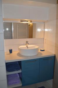 uma casa de banho com um lavatório e um espelho em maison corse en balagne em Cateri