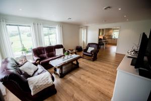 ein Wohnzimmer mit 2 Sofas und einem Tisch in der Unterkunft Viken Holiday Home in Viksdalen