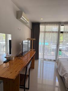 a room with a desk with a computer on it at Malina Guesthouse in Ko Phangan