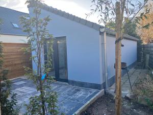 a house with a blue wall at The Tiny House in Nieuwpoort