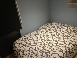 a ottoman in a corner of a room at The Tiny House in Nieuwpoort
