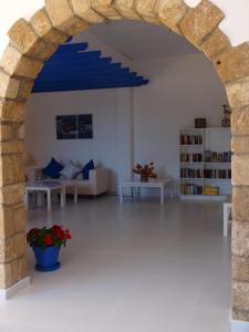einen Torbogen im Wohnzimmer mit Sofa in der Unterkunft Hilltop Gardens Hotel Apartments in Paphos City