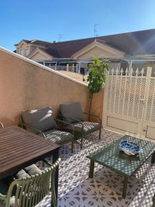 a patio with a table and chairs on a balcony at Voulez Vous in Lo Pagán