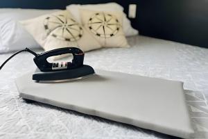 a laptop computer sitting on top of a bed at Studio Luar 611: Executivo Premium - SmartPituba in Salvador