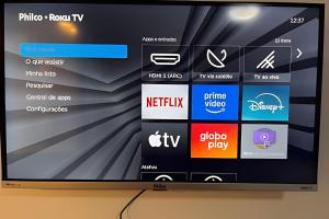 a television screen with many different logos on it at Studio Luar 611: Executivo Premium - SmartPituba in Salvador +61 photos