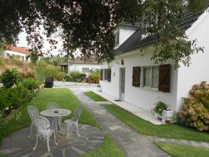 d'une terrasse avec une table et des chaises dans la cour. dans l'établissement Casa da Costureira, à Olival