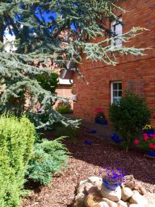 a garden in front of a brick house with flowers at Ferienwohnung Giese in Bleckede