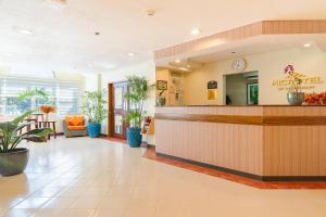 eine Lobby einer Krankenstation mit Pflanzen in der Unterkunft Microtel by Wyndham Tarlac in Tarlac City