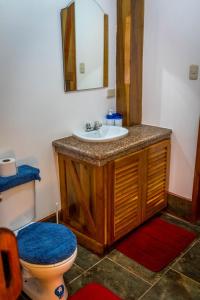 Bathroom sa Canoa Suites