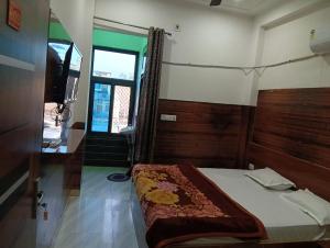 a bedroom with a bed and a door with a window at Hotel welcome in Rīngas