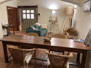 a living room with a wooden table and chairs at Casa Rural Palacio Armiñón in Armiñón