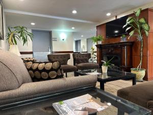 a living room with a couch and a tv at Quality Inn & Suites Everett in Everett