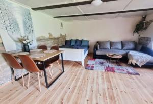a living room with a couch and a table at Suure-Jürna Puhkepesa in Kahutsi