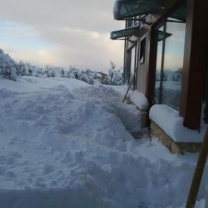 een berg sneeuw naast een gebouw bij Masseria del Ponte in Pretoro