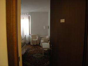 蒙法爾科內的住宿－特康美霖酒店，走廊上设有桌椅的房间