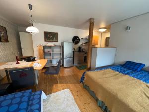 a room with two beds and a table and a kitchen at Villa Meri Apartments in Pärnu