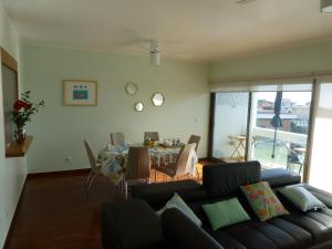sala de estar con sofá y mesa en Shearwaternest 2 Apartment, en Funchal