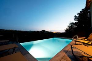Bazén v ubytovaní Agriturismo Rivella alebo v jeho blízkosti