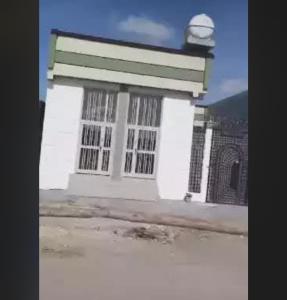 a small white building with a light on top at dukan nahwi in Ursē