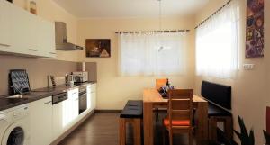 Kuchyň nebo kuchyňský kout v ubytování Ferienwohnung Dolomitenpanorama