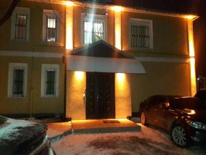 uma casa com um carro estacionado em frente à porta da frente em Skarbek's em Lviv