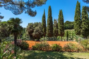 シナルンガにあるVilla Castellettoの檜の木と柵のある庭園