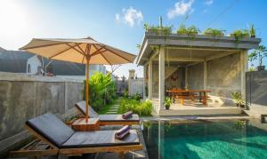 a house with a swimming pool and an umbrella at Bale Sidi House Ubud in Ubud