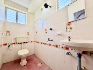 a bathroom with a toilet and a sink at Aravind Guest House in Chidambaram +27 photos