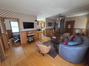 a large living room with a blue couch and a living room with at Mrs Hippie Inn in Alma