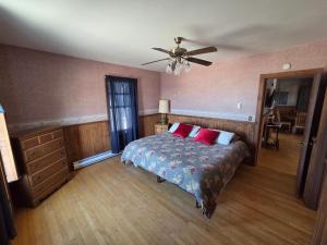 a bedroom with a bed and a ceiling fan at Mrs Hippie Inn in Alma