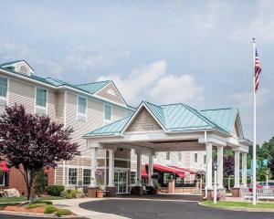 a house with an american flag in front of it at Comfort Inn & Suites Sturbridge-Brimfield in Sturbridge