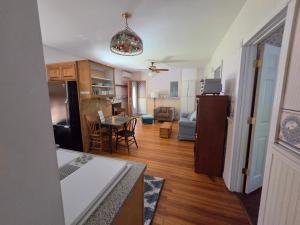 a living room with a kitchen and a dining room at Mrs Hippie Inn in Alma