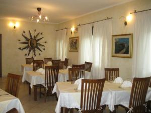 Reštaurácia alebo iné gastronomické zariadenie v ubytovaní Hotel Sorgente