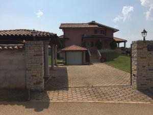 Budova, kde se vila nachází