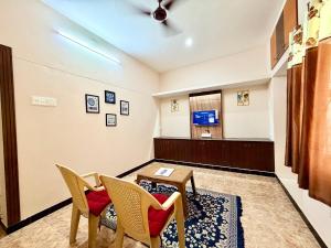 a waiting room with chairs and a table at Divine Homestay by EDAC in Chidambaram