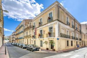 a street with cars parked in front of a building at Hôtel D'Aragon - Place de la Comédie - in Montpellier +48 photos