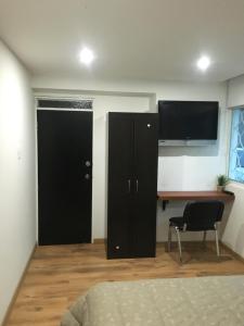 TV a/nebo společenská místnost v ubytování Bogotá Rooms Heroes