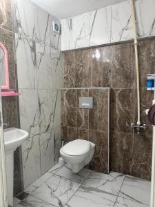 a bathroom with a toilet and a sink at Kışla Pansiyon in Antalya