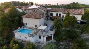 Bazén v ubytovaní Agriturismo Rivella alebo v jeho blízkosti