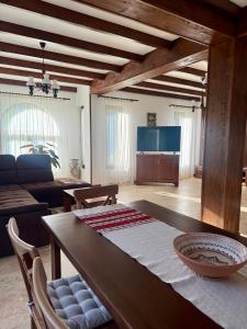 a living room with a table and a couch at Casa Tudorescu in Horezu
