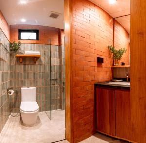 ein Badezimmer mit Toilette und Glasdusche in der Unterkunft Easterly Room 02 in Chanthaburi