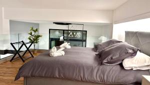 ein Schlafzimmer mit einem großen Bett, auf dem zwei Stofftiere liegen in der Unterkunft The loft 87 in San Giovanni in Fiore