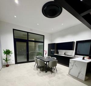 ein Esszimmer mit Tisch, Stühlen und Fernseher in der Unterkunft The loft 87 in San Giovanni in Fiore