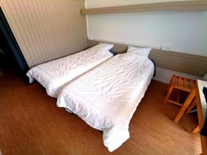 two beds sitting next to each other in a room at Studio 4 Personnes côté Sud in Superdevoluy