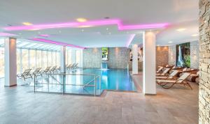 Bazén v ubytování Hotel Almschlössl & Schrotteralm nebo v jeho okolí