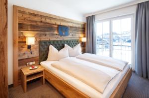 Ein Bett oder Betten in einem Zimmer der Unterkunft Hotel Almschlössl & Schrotteralm
