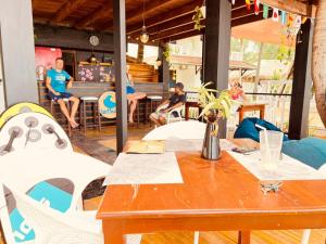 Ein Tisch und Stühle mit sitzenden Personen in einem Restaurant in der Unterkunft Sandy Beach Hotel in Arugam Bay + 119 Fotos
