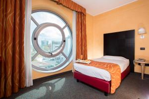 Hotel Majorana tesisinde bir odada yatak veya yataklar